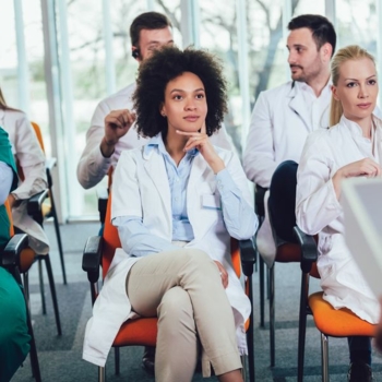 Pflegeschule Ausbildung Pflegekraft Foto iStock Jovanmandic